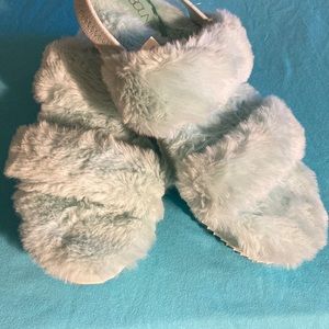 Light turquoise faux fur slippers